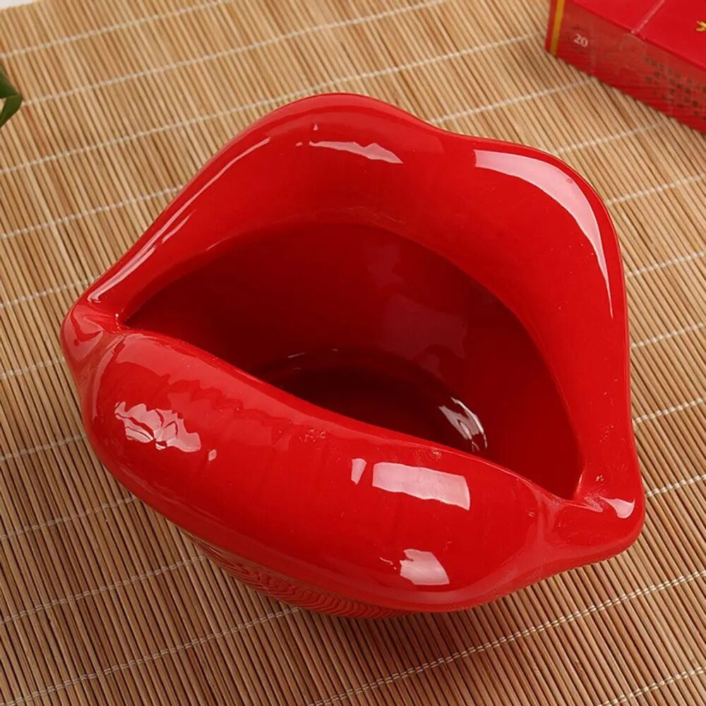 Cartoon Lips Ceramic Ashtray in Quirky Mouth Design