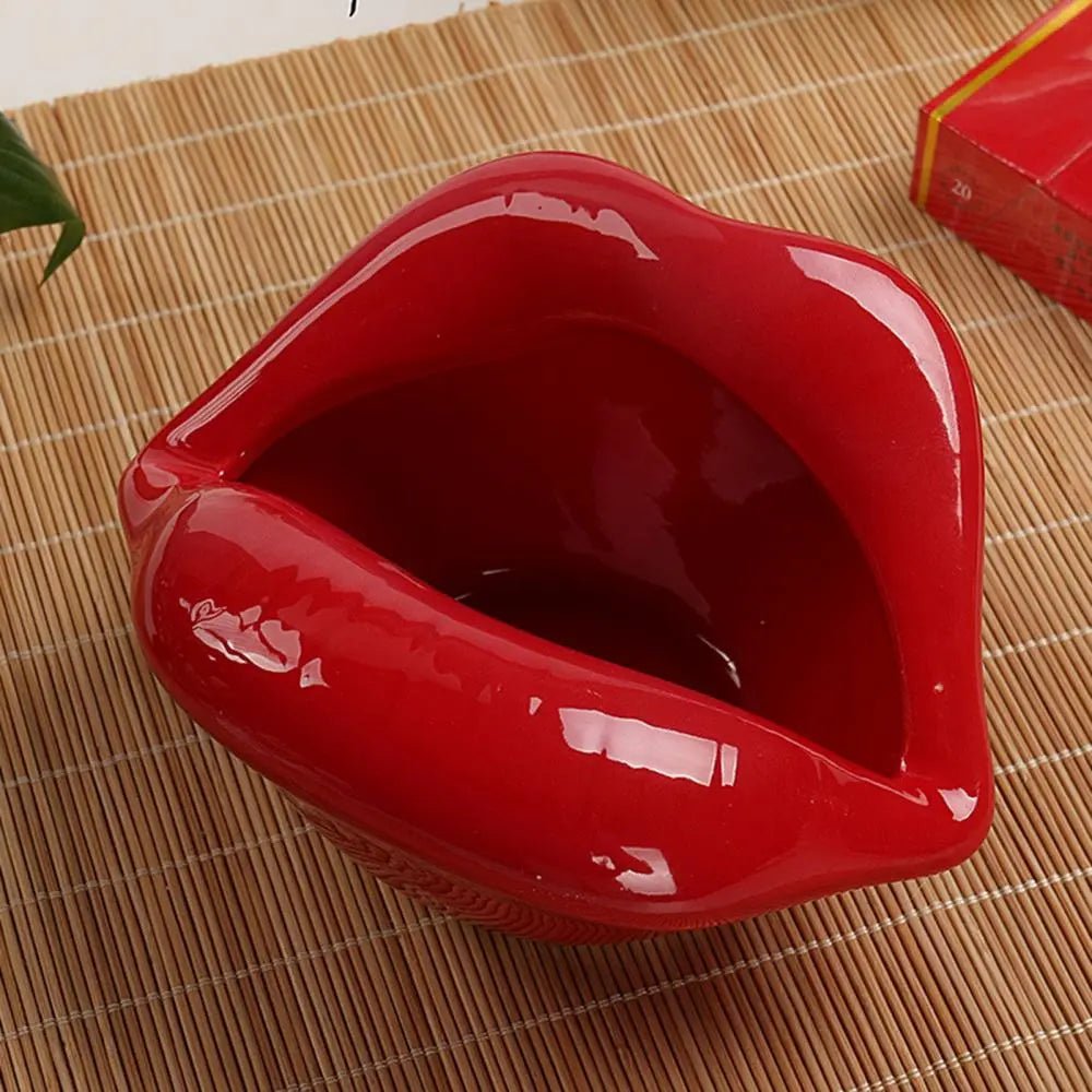 Cartoon Lips Ceramic Ashtray in Quirky Mouth Design