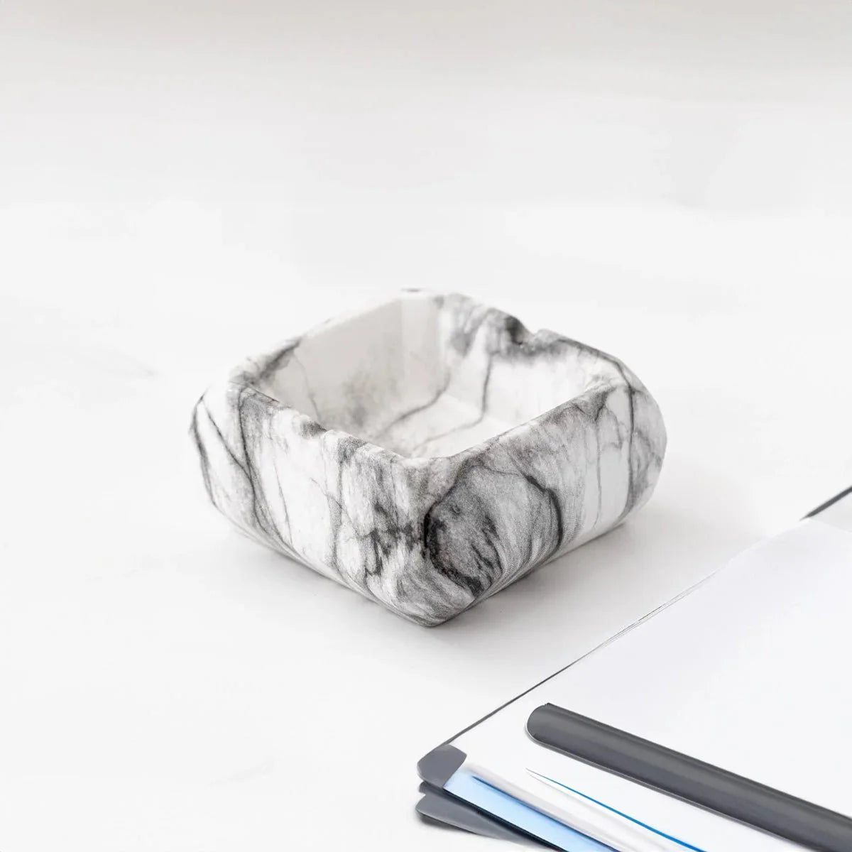 Textured Marble Effect Ceramic Ashtray for Modern Decor