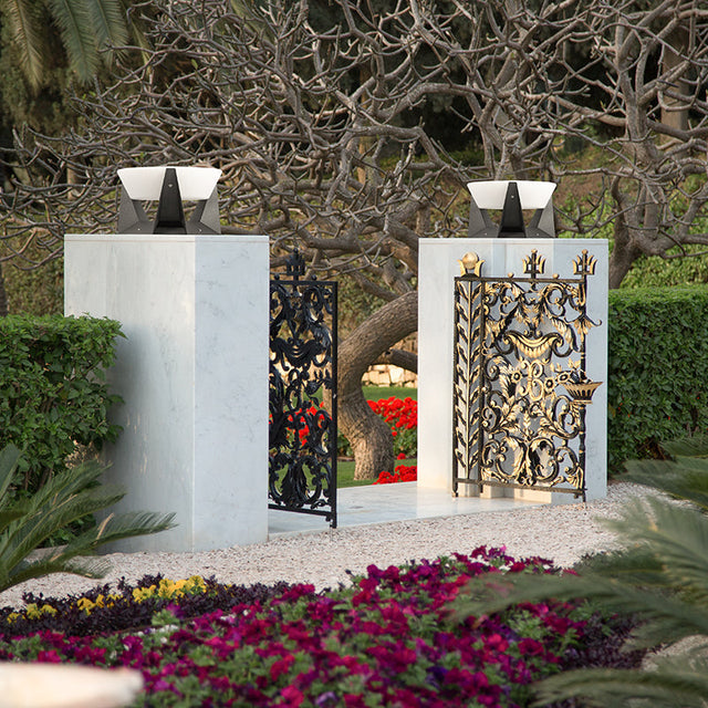 Solar-Powered Outdoor Column Light – Compact Durable Design